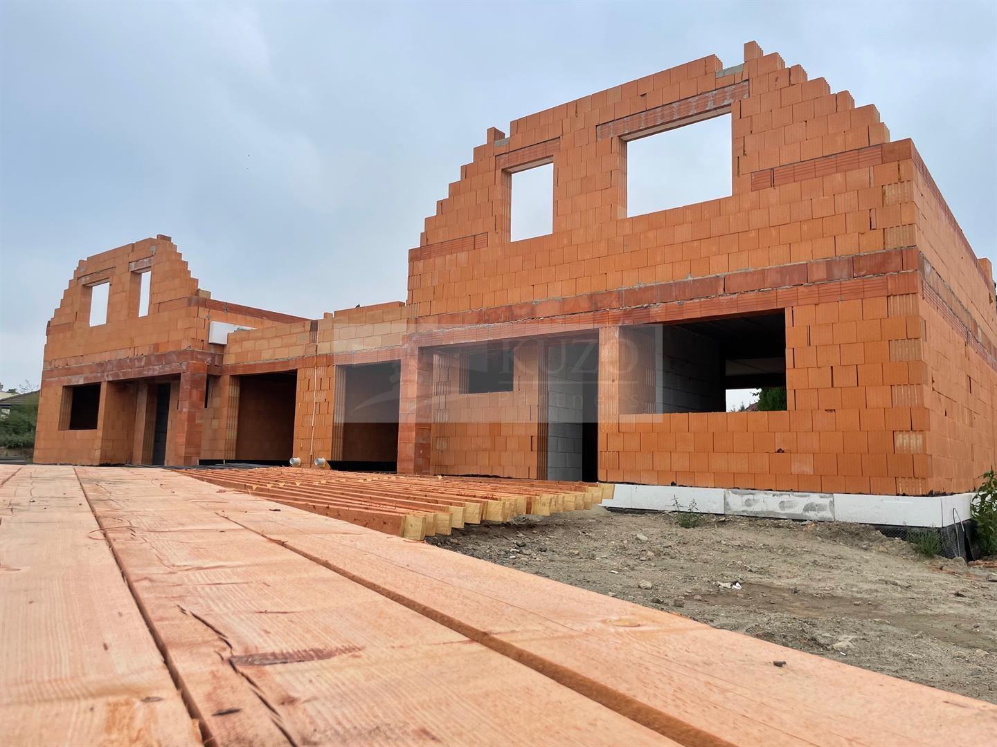 hrubá stavba až 1. a 2.NP, garáží